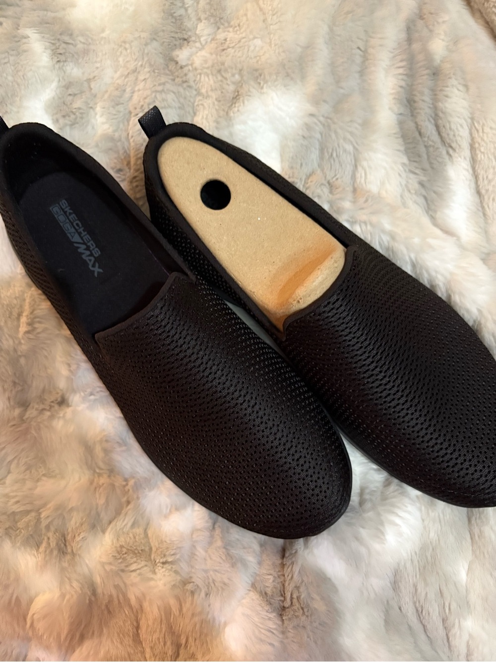 NWT Skechers Black Slip-On Knit Loafers for women’s 12